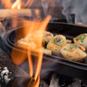 Cuisson de St Jacques dans la poêle en fonte Ooni posée dans les flammes