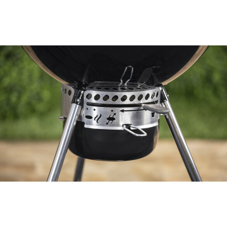 Zoom sur le bol cendrier d'un barbecue MasterTouch Weber