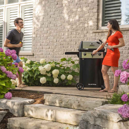 Barbecue gaz Gem 310 Broil King sur la terrasse d'un couple