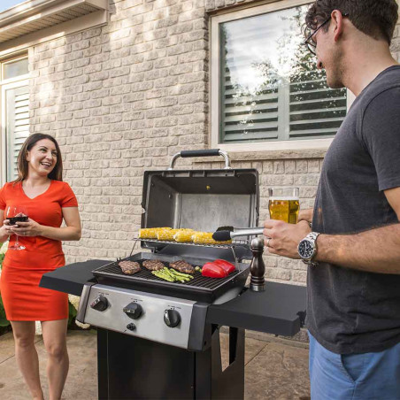 Couple qui cuisine sur le barbecue gaz Gem 310 Broil King