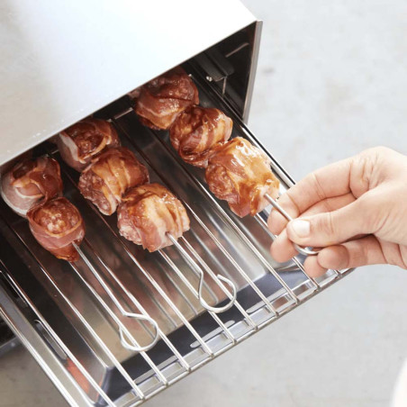 Zoom sur les brochettes de boulettes de viandes fumées dans le fumoir à chaud électrique Otto 2.0 Barbecook