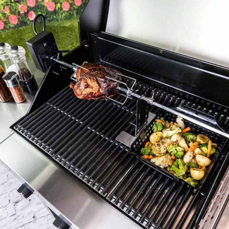 Cuisson d'un poulet sur la rôtissoire universelle dans un barbecue gaz