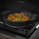 Cuisson de légumes au wok en fonte émaillée Weber GBS Crafted