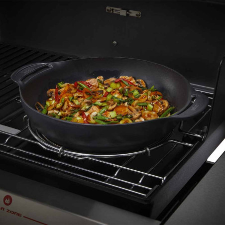 Cuisson de légumes au wok en fonte émaillée Weber GBS Crafted