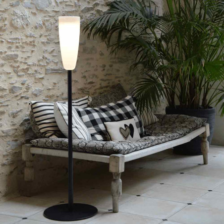 Base support noir pour lampadaire Paranocta en action