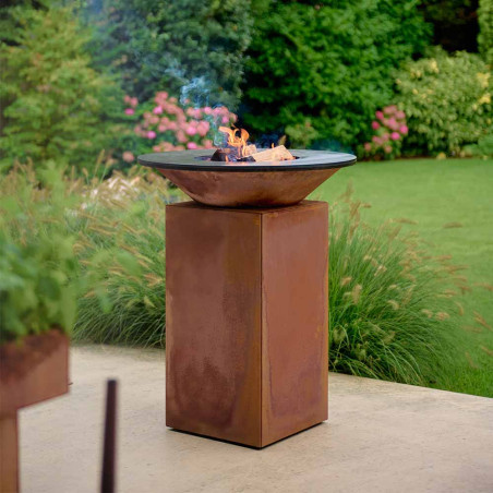 Brasero corten Classic 75 OFYR avec bûches enflammées sur une terrasse