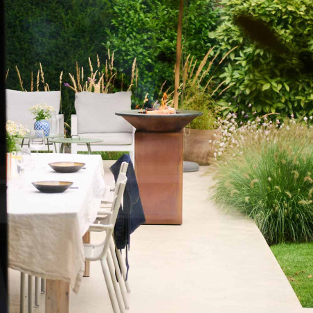 Brasero corten Classic 75 OFYR sur une terrasse proche d'une table