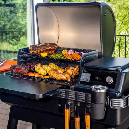 Aliments cuits à l'intérieur du barbecue à pellets Ironwood Traeger