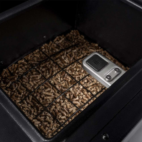 Vue l'intérieur de la trémie de pellets du barbecue Ironwood XL Traeger