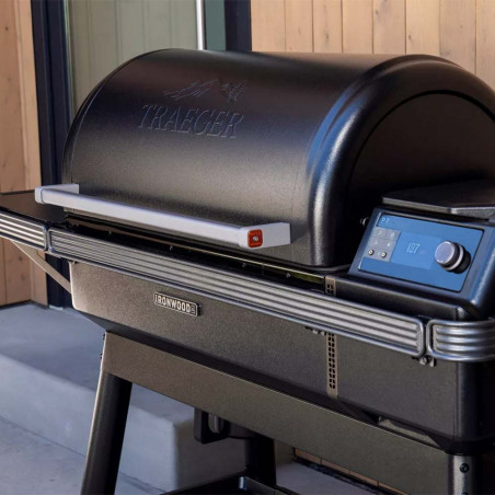 Couvercle fermé sur le barbecue à pellets Ironwood XL Traeger