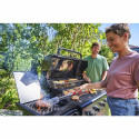 2 personnes qui cuisinent sur le barbecue hybride Gas2Coal 2.0 4 brûleurs Special Edition Char-Broil