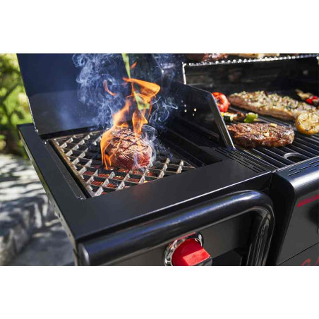 Zoom sur une viande posée sur le brûleur Sear Zone du barbecue hybride Gas2Coal 2.0 Special Edition 4 brûleurs Char-Broil