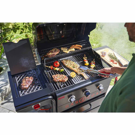 Vue sur les cuissons dans le barbecue hybride Gas2Coal 2.0 Special Edition 4 brûleurs Char-Broil