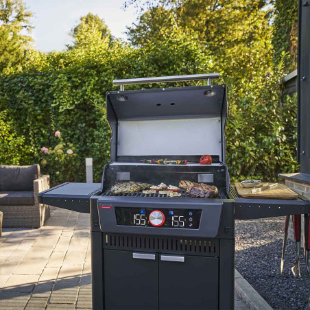 Barbecue gaz Evolve Char-Broil sur terrasse et couvercle ouvert