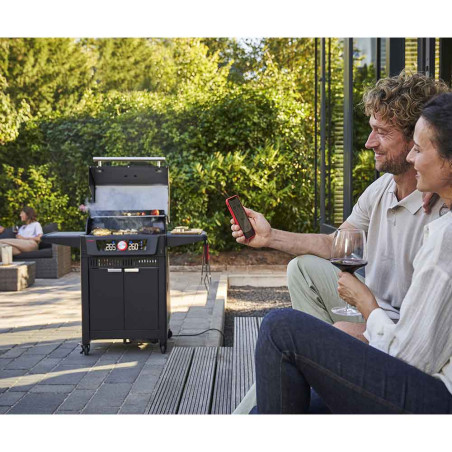 Barbecue gaz Evolve Char-Broil sur terrasse et suivi de la température sur smartphone