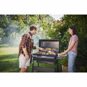 Couple qui cuisine sur le barbecue charbon Charcoal L Char-Broil