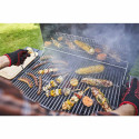 Aliments en cuisson sur le barbecue charbon Charcoal L Char-Broil