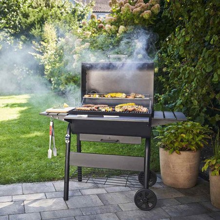 Barbecue charbon Charcoal L Char-Broil allumé sur une terrasse