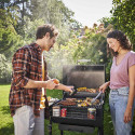 Couple qui cuisine sur le barbecue charbon Charcoal Medium Char-Broil