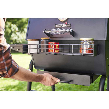 Focus sur le porte-épices et le tiroir à cendres du barbecue charbon Charcoal Medium Char-Broil