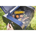 Zoom sur des cuissons dans le barbecue charbon Charcoal Medium Char-Broil