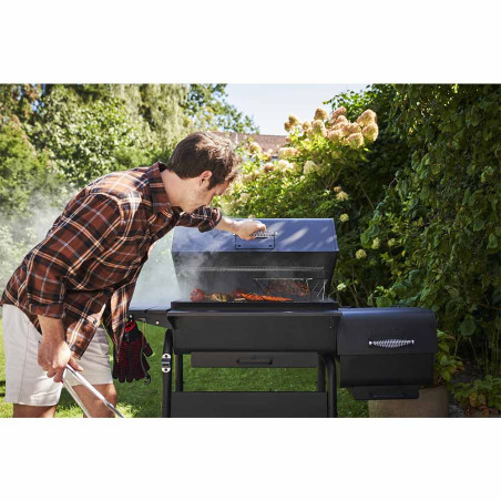 Ouverture du couvercle du barbecue Charcoal L Char-Broil en mode fumage