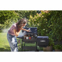 Ouverture du capot du barbecue Charcoal M Char-Broil en mode fumage