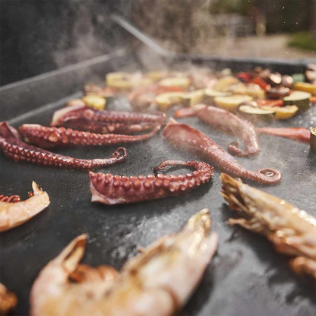 Cuisson de fruits de mer sur plaque en fonte émaillée