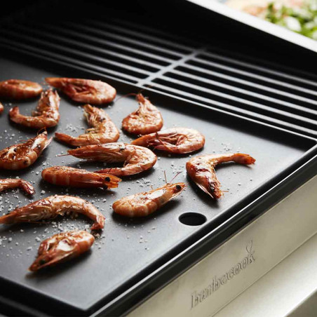 Cuisson de crevettes sur la plancha barbecue en fonte émaillée