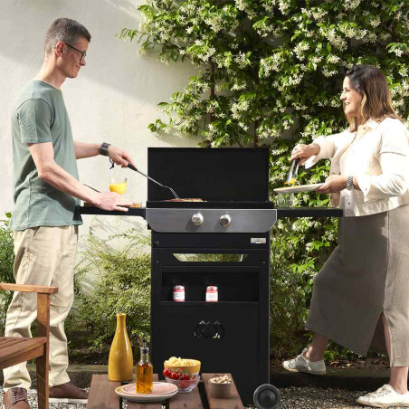 Couple qui cuisine sur la Plancha gaz Original 2620 DUO Edition Le Marquier