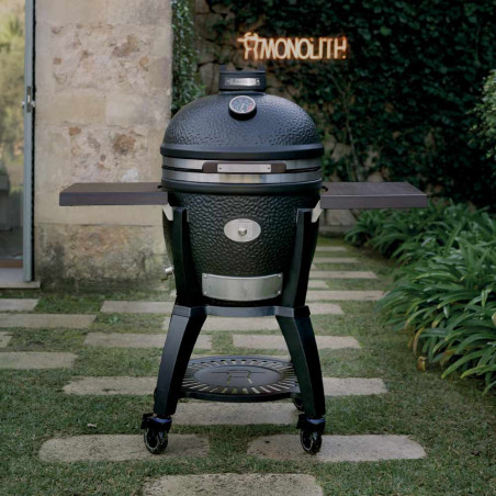 Barbecue kamado Avant Garde Classic sur chariot Monolith installé dans un jardin