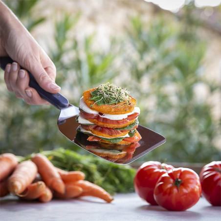 Montage d'une préparation d'aliments avec la spatule large ENO en inox