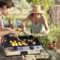 2 femmes qui utilisent la plancha gaz Fusion 60 en inox ENO