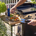 Préparation d'un plat avec la paire de ciseaux de cuisine ENO en inox