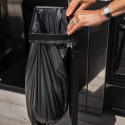 Installation du sac poubelle dans le support à poubelle noir pour modulo ENO
