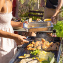 Femme qui utilise le coffret du chef ENO pendant une cuisson à la plancha