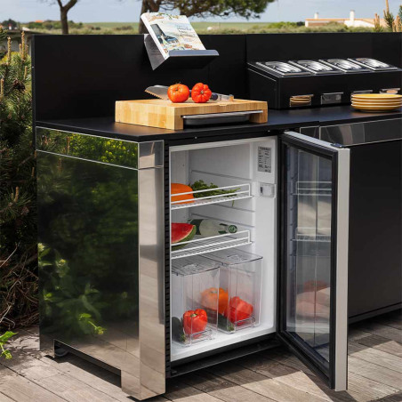 Vue d'ambiance du modulo ENO frigo 115 l inox encastré dans une cuisine extérieure