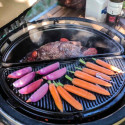 Cuisson d'aliments avec la cocotte en fonte pour barbecue kamado Classic Monolith