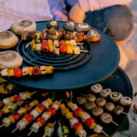 Cuisson de brochettes sur la grille de saisie du brasero Bowl 57 Hofats