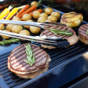 Cuisson d'aliments sur la plaque mixte en fonte émaillée de la plancha gaz Pure Grill 260 Noir Le Marquier