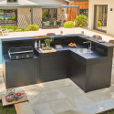 4 modules de cuisine extérieure Forge Adour en acier noir sur une terrasse près d'une piscine