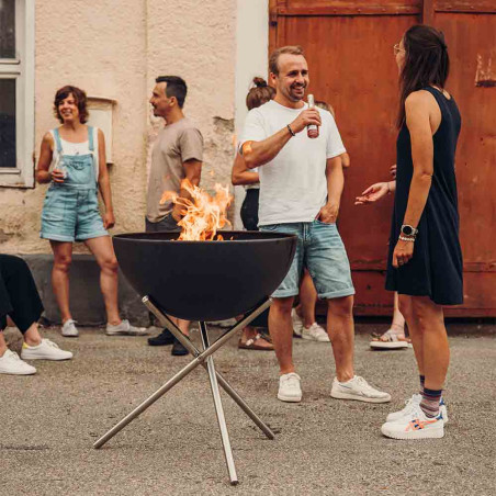 Brasero Bowl 70 posé sur le trépied en inox Höfats sur une terrasse