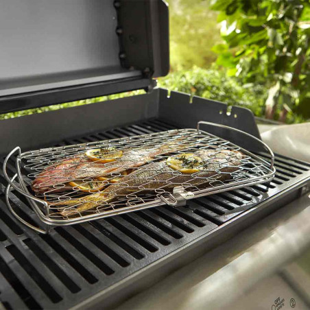 Panier à poisson grand format Weber sur un barbecue gaz
