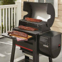 Viande posée sur la tablette avant rabattable du barbecue pellets Searwood 600 Weber Viande posée sur la tablette avant rabattable du barbecue pellets Searwood 600 Weber