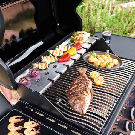 Zoom sur la surface de cuisson en inox du barbecue gaz Rogue PRO-S 425 RSIB Phantom Napoléon Zoom sur la surface de cuisson en inox du barbecue gaz Rogue PRO-S 425 RSIB Phantom Napoléon