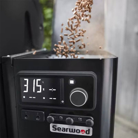 Ajout de pellets Grill Academy Blend dans le réservoir d'un barbecue pellets