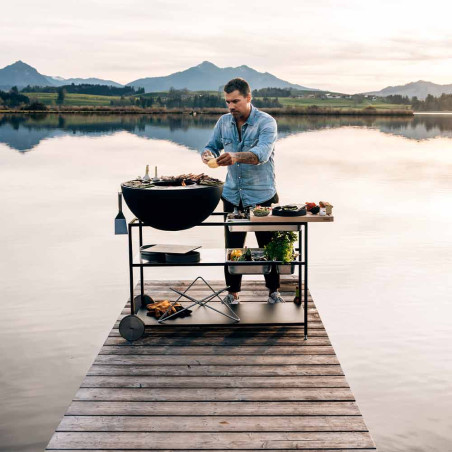 Cuisine extérieure Höfats Fire Kitchen avec brasero Bowl 70 près d'un lac