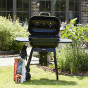 Four à pizza Magnus Premium Barbecook sur de la pelouse Four à pizza Magnus Premium Barbecook sur de la pelouse