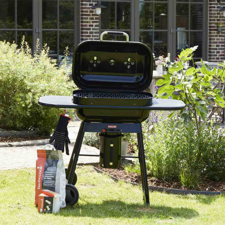 Four à pizza Magnus Premium Barbecook sur de la pelouse