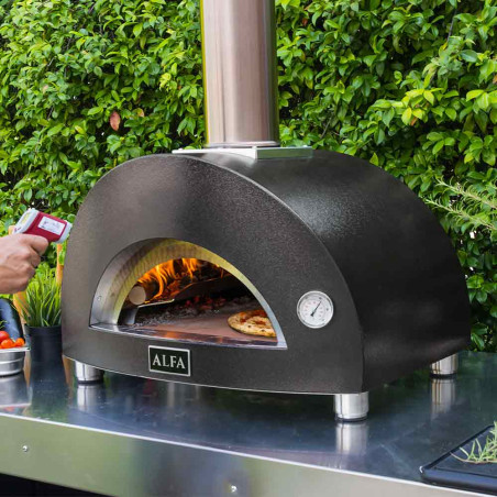 Cuisson d'une pizza dans le Four à pizza Moderno 1 au bois Alfa Pizza Noir Cuisson d'une pizza dans le Four à pizza Moderno 1 au bois Alfa Pizza Noir